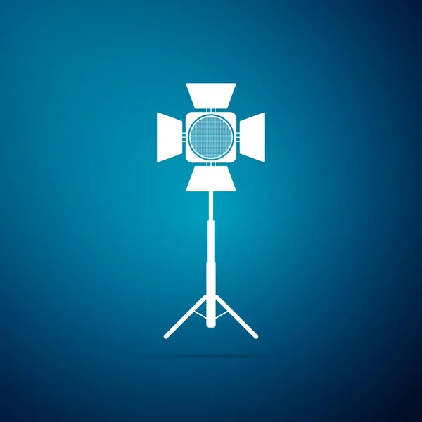 Icono del proyector de película aislado sobre fondo azul. Efecto de luz. Escena, estudio, espectáculo. Diseño plano. Ilustración vectorial — Archivo Imágenes Vectoriales