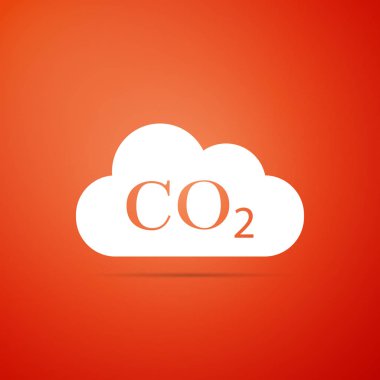 CO2 emisyonu üzerinde turuncu arka plan izole bulut simgesi. Karbon dioksit formül sembolü, duman kirliliği kavramı, çevre kavramı, yanma ürünleri. Düz tasarım. Vektör çizim