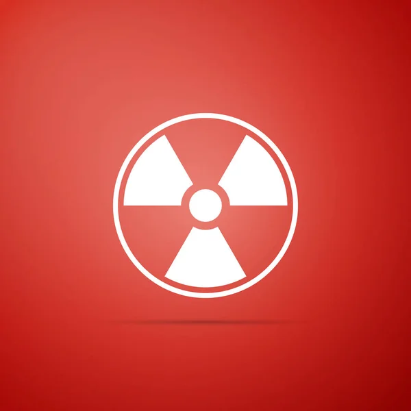 Icône radioactive isolée sur fond rouge. Symbole toxique radioactif. Radiation Signal de danger. Design plat. Illustration vectorielle — Image vectorielle