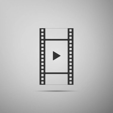 Oyun Video simgesi gri arka plan üzerinde izole. Film şeridi oyun işareti ile. Düz tasarım. Vektör çizim
