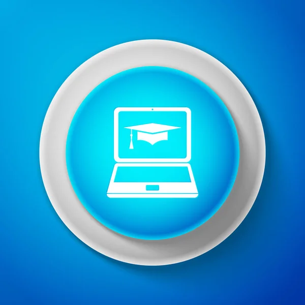 Blanco casquillo de graduación e icono del ordenador portátil. Icono del concepto de aprendizaje en línea o e-learning aislado sobre fondo azul. Botón azul círculo con línea blanca. Ilustración vectorial — Vector de stock