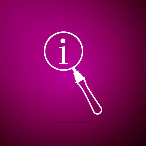 Icono de lupa e información aislado sobre fondo púrpura. Buscar con signo de información. Diseño plano. Ilustración vectorial — Archivo Imágenes Vectoriales