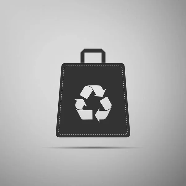 Taška nákupní s ikonu symbolu recyklace izolované na šedém pozadí. Plochý design. Vektorové ilustrace — Stockový vektor