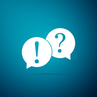 Üzerinde mavi arka plan izole soru ve ünlem işareti simgesi olan konuşma balonları. Düz tasarım. Vektör çizim