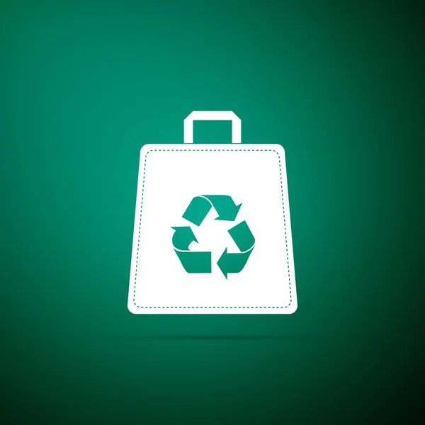 Bolsa de compras de papel con icono de símbolo de reciclaje aislado sobre fondo verde. Diseño plano. Ilustración vectorial — Vector de stock