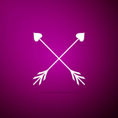 Aşk tanrısı ok kalp, Sevgililer günü kartları öğesi simgesi üzerinde mor arka plan izole geçti. Düz tasarım. Vektör çizim