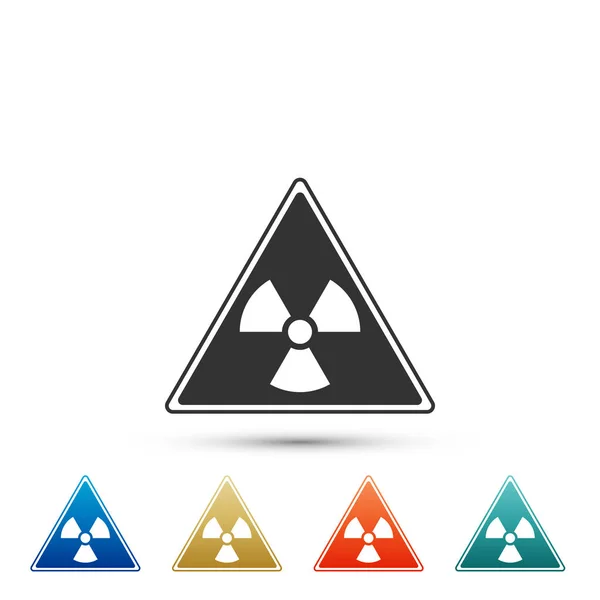Trojúhelník cedulka s záření symbol ikonu izolovaných na bílém pozadí. Nastavte prvky v barevné ikony. Plochý design. Vektorové ilustrace — Stockový vektor