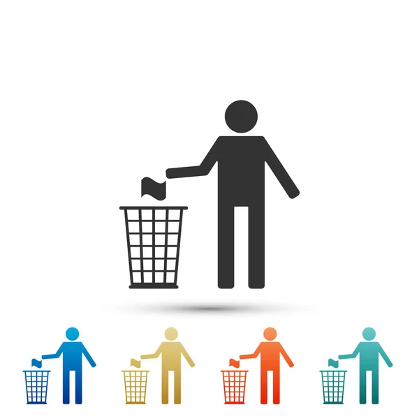男子扔垃圾到垃圾桶图标隔离在白色的背景。回收符号。在彩色图标中设置元素。扁平设计。矢量插图 — 图库矢量图片