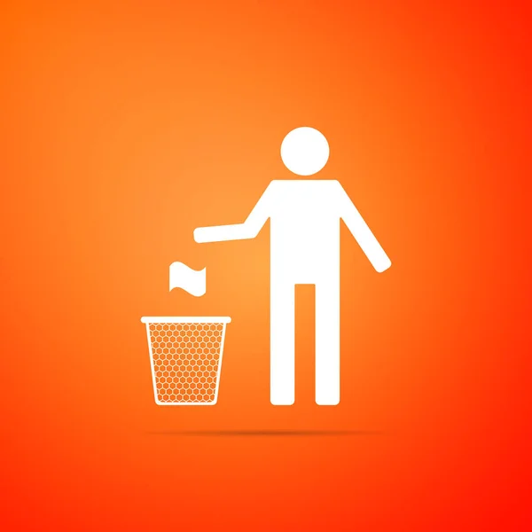 Mann wirft Mülleimer in Mülleimer auf orangefarbenem Hintergrund. Recycling-Symbol. Mülleimer unterschreiben. flache Bauweise. Vektorillustration — Stockvektor