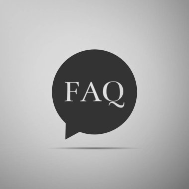 Metin SSS bilgi simgesi üzerinde gri arka plan izole ile konuşma balonu. Daire düğmesi ile metin SSS. Düz tasarım. Vektör çizim