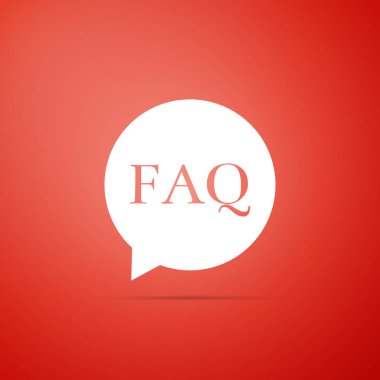 Metin SSS bilgi simgesi üzerinde kırmızı arka plan izole ile konuşma balonu. Daire düğmesi ile metin SSS. Düz tasarım. Vektör çizim