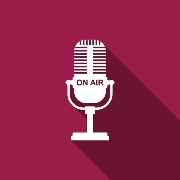 Mikrofon simgesi ile uzun gölge izole. Hava radyo mikrofon mikrofon. Konuşmacı işareti. Düz tasarım. Vektör çizim