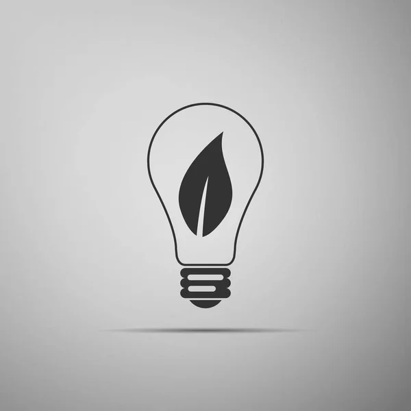 Glühbirne mit Blattsymbol auf grauem Hintergrund. Ökoenergiekonzept. flache Bauweise. Vektorillustration — Stockvektor