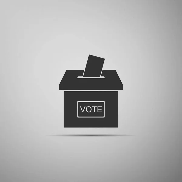 Caixa de voto ou urna com ícone de envelope isolado em fundo cinza. Design plano. Ilustração vetorial —  Vetores de Stock