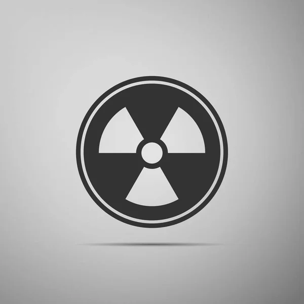 Icône radioactive isolée sur fond gris. Symbole toxique radioactif. Radiation Signal de danger. Design plat. Illustration vectorielle — Image vectorielle