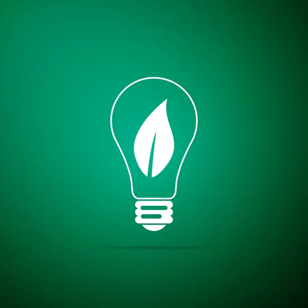 Lâmpada com ícone de folha isolada no fundo verde. Conceito de energia Eco. Design plano. Ilustração vetorial — Vetor de Stock