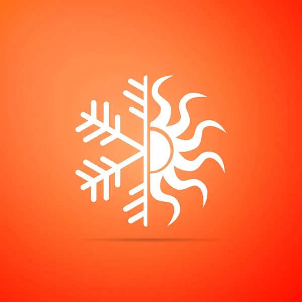 Un symbole chaud et froid. Icône soleil et flocon de neige isolée sur fond orange. Symbole d'hiver et d'été. Design plat. Illustration vectorielle — Image vectorielle