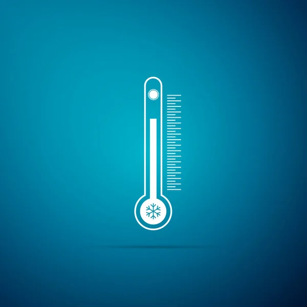 Termómetro con escala que mide el calor y el frío, con el sol y el icono del copo de nieve aislados sobre fondo azul. Diseño plano. Ilustración vectorial — Vector de stock