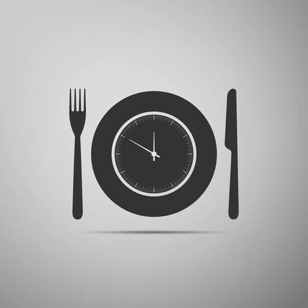 Saat, çatal ve bıçak simgesi gri arka plan üzerinde izole plakalı. Öğle yemeği zamanı. Yemek, beslenme rejimi, yemek diyet ve zaman kavramı. Düz tasarım. Vektör çizim — Stok Vektör