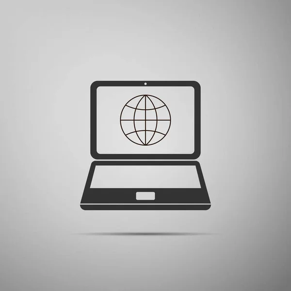 Globe op scherm van de laptop pictogram geïsoleerd op een grijze achtergrond. Notebook-computer met globe teken. Platte ontwerp. Vectorillustratie — Stockvector