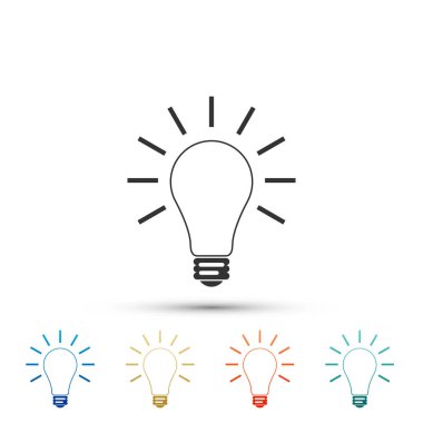 Beyaz arka plan üzerinde izole ışınları Parlatıcı simgesiyle ampul. Enerji ve fikir sembolü. Lamba elektrik. Öğeleri renk simgeleri ayarlayın. Vektör çizim