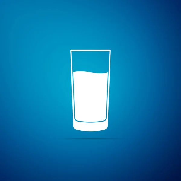 Vidro com ícone de água isolado no fundo azul. Copo de refrigerante. Design plano. Ilustração vetorial — Vetor de Stock