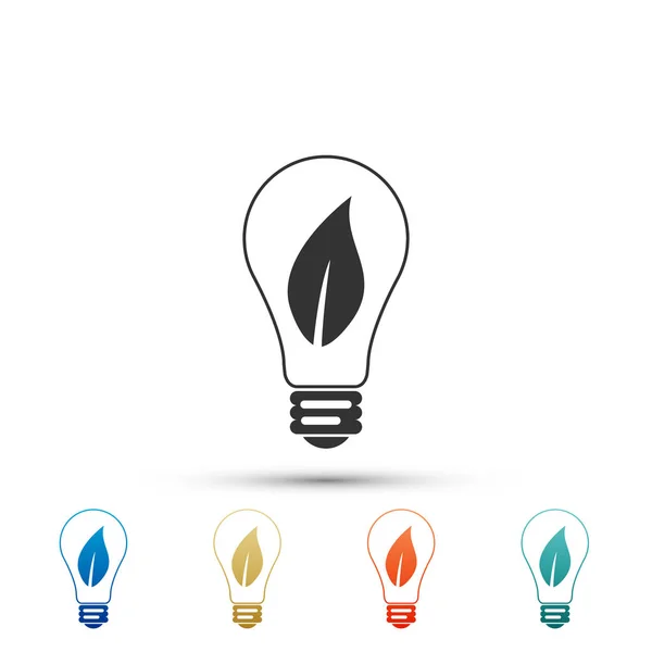 Glühbirne mit Blattsymbol auf weißem Hintergrund. Ökoenergiekonzept. Elemente in Farbsymbole setzen. Vektorillustration — Stockvektor