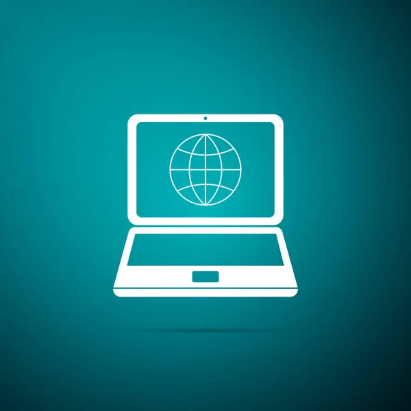 Globe op scherm van de laptop pictogram geïsoleerd op groene achtergrond. Notebook-computer met globe teken. Platte ontwerp. Vectorillustratie — Stockvector