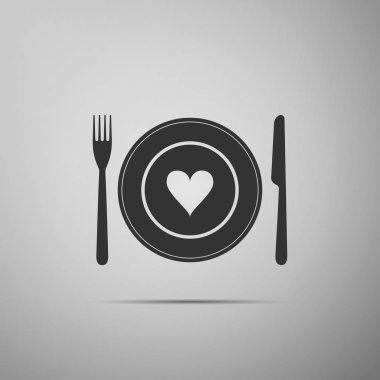 Tabak, çatal ve bıçak simgesi gri arka plan üzerinde izole kalp. Sevgililer günün kutlu olsun. Düz tasarım. Vektör çizim