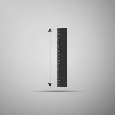 Gri arka plan üzerinde izole ölçüm yükseklik ve uzunluk simgesi. Cetvel, yeşilaycı, ölçek simgesi. Düz tasarım. Vektör çizim