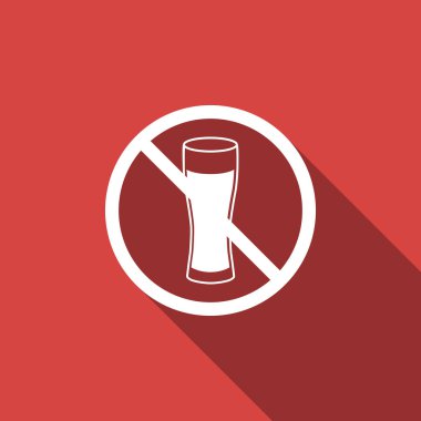 Uzun gölge ile izole alkol simgesi yok. Alkollü içecekler yasaklayan. Bira şişesi cam ile yasak sembolü. Düz tasarım. Vektör Illustration