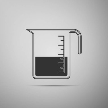 Ölçme fincan gri arka planda izole kuru ve sıvı gıda simgesi ölçmek için. Plastik kolu ile kabı mezun. Düz tasarım. Vektör Illustration