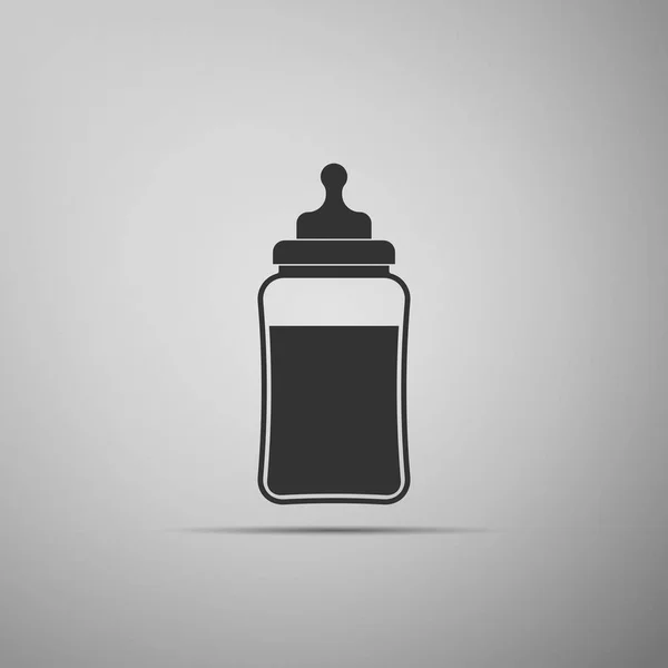 ベビーボトルのアイコンは灰色の背景に分離されています。給紙ボトルのアイコン。ミルクボトルの看板。フラットなデザイン。ベクターイラスト — ストックベクタ