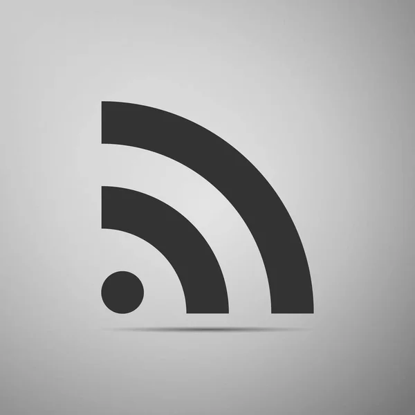 RSS-ikonen isolerad på grå bakgrund. Radio signal. RSS-feed symbol. Platt design. Vektor illustration — Stock vektor