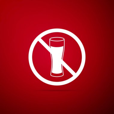 Kırmızı arka planda izole edilmiş alkol simgesi yok. Alkollü içecekleri yasaklamak. Bira şişesi bardağı yla yasak sembol. Düz tasarım. Vektör İllüstrasyonu
