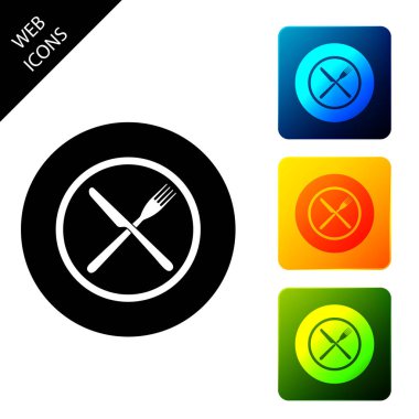 Beyaz arka planda izole plaka simgesi üzerinde çapraz çatal ve bıçak. Restoran sembolü. Simgeleri renkli kare düğmeleri ayarlayın. Vektör İllüstrasyonu