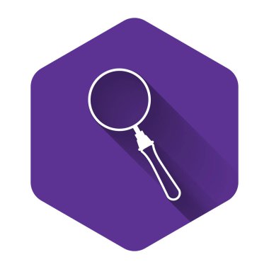 Uzun gölgeli beyaz büyüteç simgesi. Arama, odaklanma, yakınlaştırma, iş sembolü. Mor altıgen düğmesi. Vektör İllüstrasyonu
