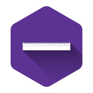 Beyaz Cetvel simgesi uzun gölgeli izole edilmiş. Düz sembol. Mor altıgen düğmesi. Vektör İllüstrasyonu