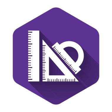 Beyaz set cetvel, üçgen cetvel ve açıölçer ikonu uzun gölgeli izole edilmiş. Düz tabela. Üçgen işareti. Geometrik aletler. Mor altıgen düğmesi. Vektör İllüstrasyonu