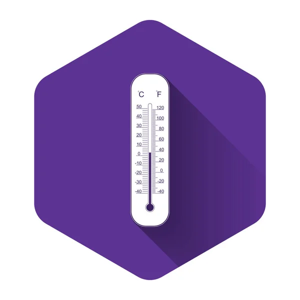 Termometri meteorologici Celsius bianchi e fahrenheit che misurano il calore e l'icona a freddo con lunga ombra. Apparecchiatura termometrica che mostra tempo caldo o freddo. Bottone esagonale viola. Illustrazione vettoriale — Vettoriale Stock