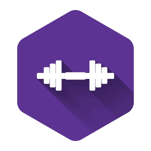 Icono de mancuerna blanca aislado con sombra larga. Icono de levantamiento muscular, barra de fitness, icono de gimnasio, símbolo de equipo deportivo, bumbbell ejercicio. Botón hexágono púrpura. Ilustración vectorial — Archivo Imágenes Vectoriales