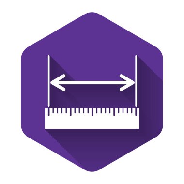 Beyaz, boy ve uzunluk simgesi uzun gölgelerle izole edilmiş. Cetvel, düzlük, ölçek sembolü. Mor altıgen düğmesi. Vektör İllüstrasyonu