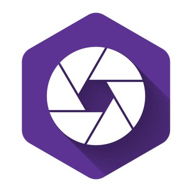 Beyaz Kamera deklanşör simgesi uzun gölgede izole edildi. Mor altıgen düğmesi. Vektör İllüstrasyonu