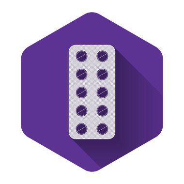 Uzun gölgeli, su toplayan beyaz haplar. İlaçlar için ilaç paketi: vitamin, antibiyotik, aspirin. Mor altıgen düğmesi. Vektör İllüstrasyonu