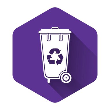 Geri dönüşüm sembolü olan beyaz geri dönüşüm kutusu uzun gölgeli izole edilmiş. Çöp kutusu simgesi. Çöp kutusu tabelası. Sepet simgesini geri dönüştür. Mor altıgen düğmesi. Vektör İllüstrasyonu