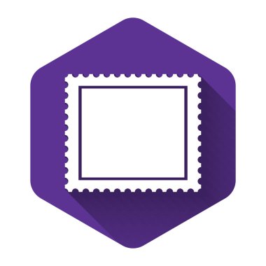 Beyaz posta pulu simgesi uzun gölgeli izole edilmiş. Mor altıgen düğmesi. Vektör İllüstrasyonu
