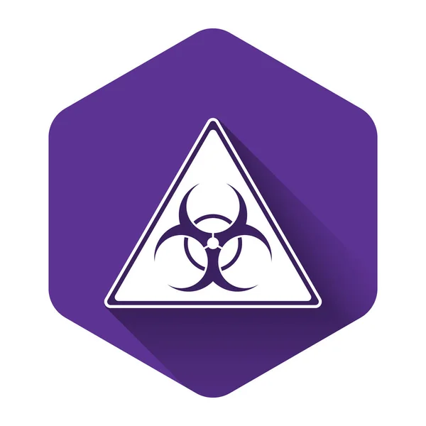 Segno triangolo bianco con icona simbolo Biohazard isolato con lunga ombra. Bottone esagonale viola. Illustrazione vettoriale — Vettoriale Stock