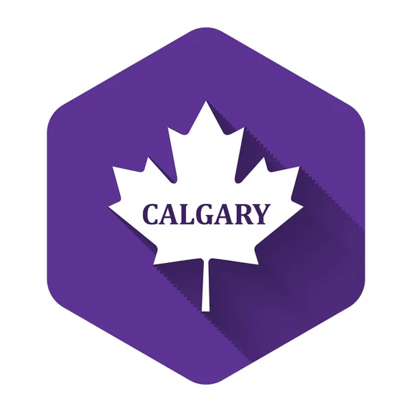 白色的加拿大枫叶与城市名卡尔加里图标隔离与长影。 紫色六边形按钮。 病媒图解 — 图库矢量图片