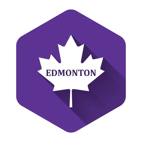 白色的加拿大枫叶与城市名埃德蒙顿图标隔离与长影。 紫色六边形按钮。 病媒图解 — 图库矢量图片