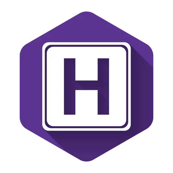Icône de panneau de l'hôpital blanc isolé avec une ombre longue. Bouton hexagonal violet. Illustration vectorielle — Image vectorielle
